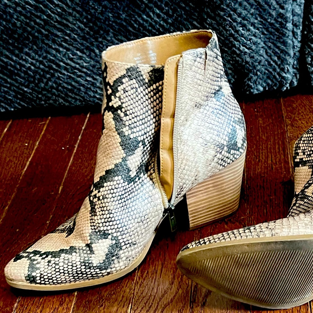 Snakeskin pattern, ankle booty heels. Son & Stone size 11.
